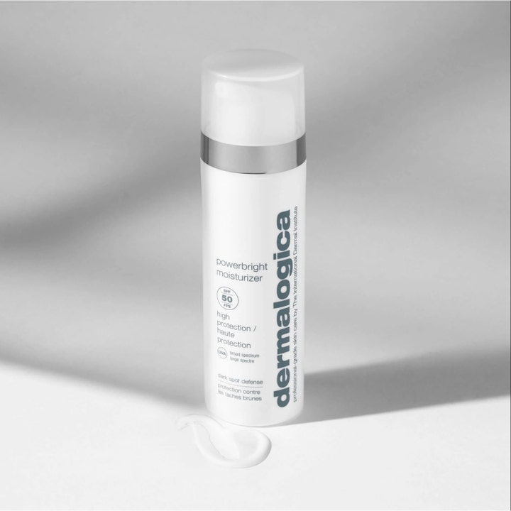 Dermalogica Powerbright Moisturizer SPF50 50 ml ansiktskrem i hvit pumpeflaske med lett hvit tekstur.