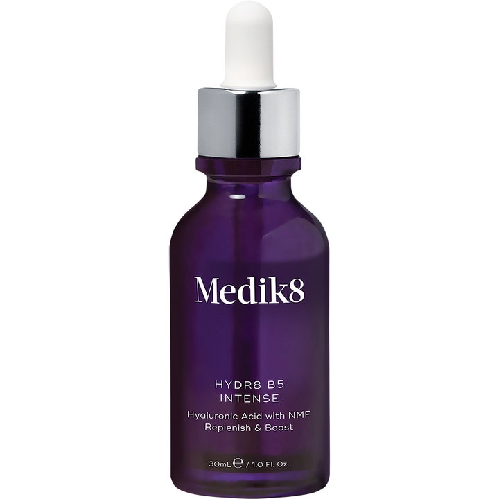 Medik8 Hydr8 B5 Intense 30ml fuktighetsgivende serum med hyaluronsyre i lilla glassflaske med pipette og sølvdetaljer