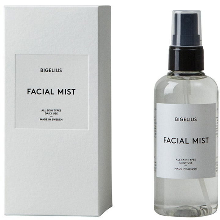 Bigelius Facial Mist 100 ml forfriskende ansiktsspray i klar flaske med hvit eske som gir fuktighet.