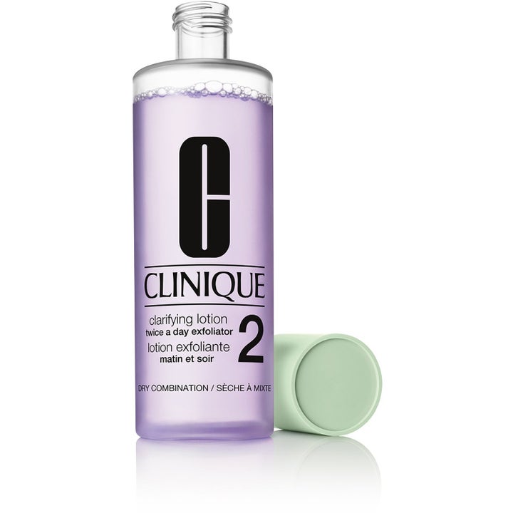Clinique Clarifying Lotion 2 450 ml eksfolierende ansiktsvann i lilla flaske med lysegrønn kork ved siden av.
