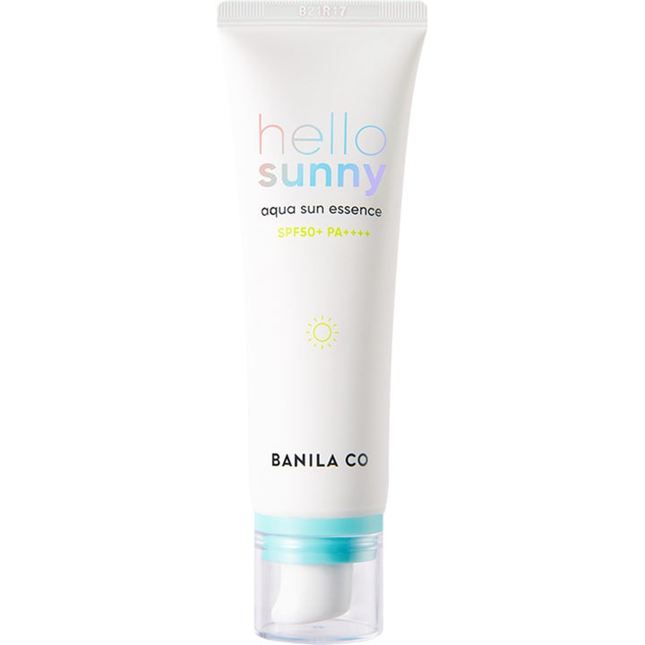 Banila Co Hello Sunny Aqua Sun Essence SPF 50+ fuktighetsgivende solkrem i hvit tube med lyseblått lokk