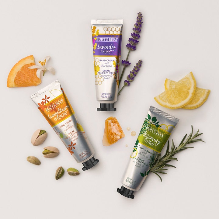Burt’s Bees Mini Handcream Lavender & Honey 28,3 g pleiende håndkrem vist med lavendel og friske ingredienser.