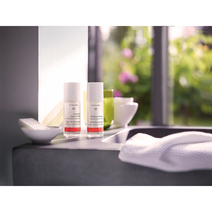 Dr. Hauschka Sage Mint Deodorant 50 ml i glassflaske på en baderomshylle gir en frisk og naturlig følelse