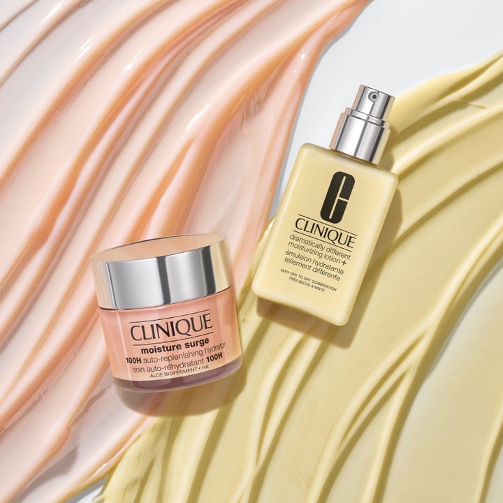 Clinique Daglig Grund 325 ml fuktighetsgivende hudpleie med hyaluronsyre på rosa og gule kremstrøk.
