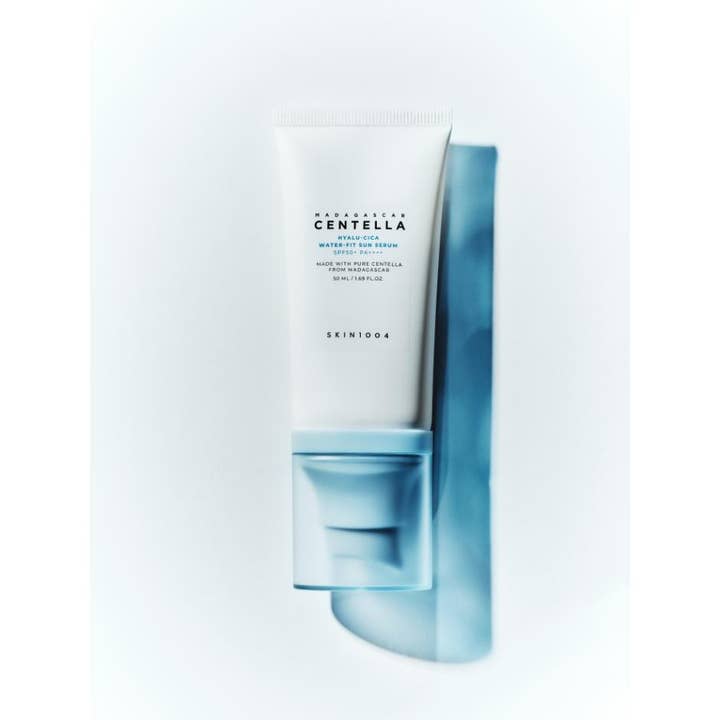 SKIN1004 Madagascar Centella Hyalu-Cica WATER-FIT Sun serum 50 ml fuktighetsgivende solkrem i hvit tube med lyseblå kork