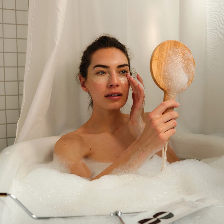 Verso N°8 Retinoate Eye Patch 1 stk øyemaske mot rynker kvinne i et avslappende skumbad som bruker øyelapper.