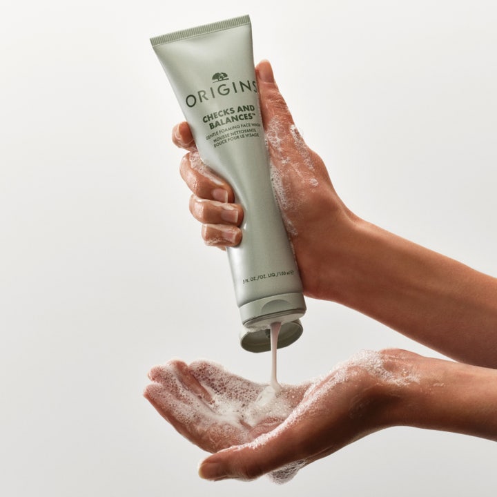 Origins Checks and Balances Gentle Foaming Face Wash 150 ml mild ansiktsrens som skummer hvitt fra en lysegrønn tube