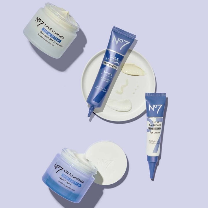 No7 Lift & Luminate Skincare Essential Set 80 ml hudpleie med Triple Action i blå krukker og synlig kremtekstur