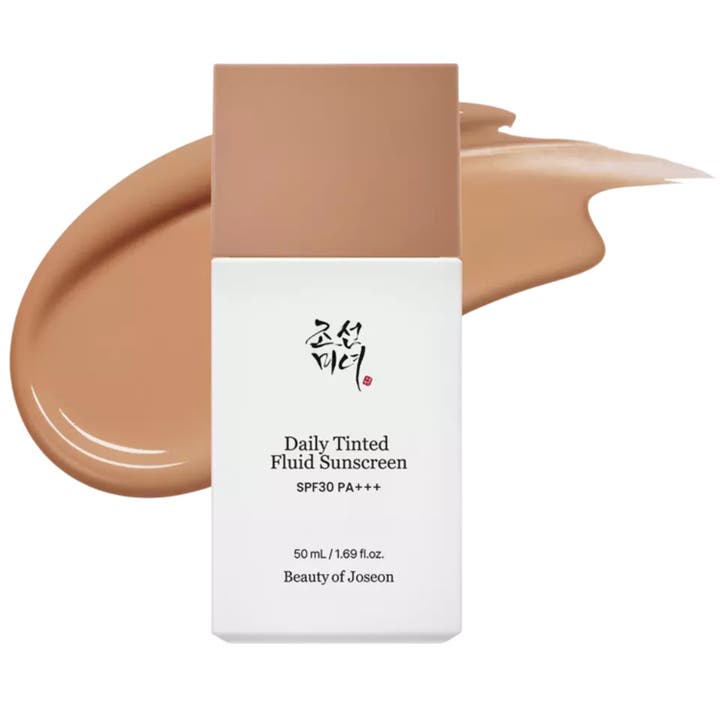Beauty of Joseon Daily Tinted Fluid Sunscreen 50 ml farget solkrem som gir jevn hudtone i hvit flaske med beige kork.