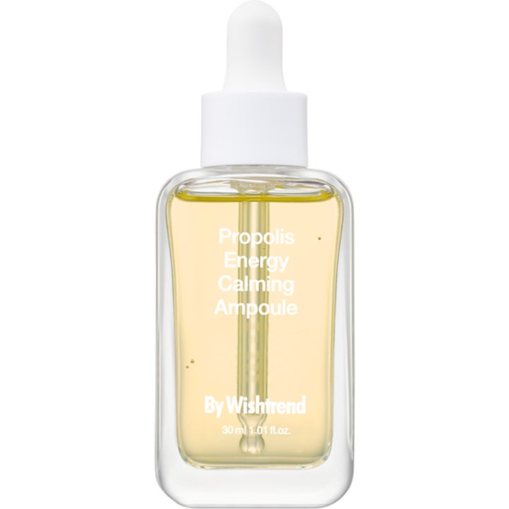 By Wishtrend Propolis Energy Calming Ampoule 30 ml beroligende ampulle i glassflaske med hvit pipette og gyllen væske.