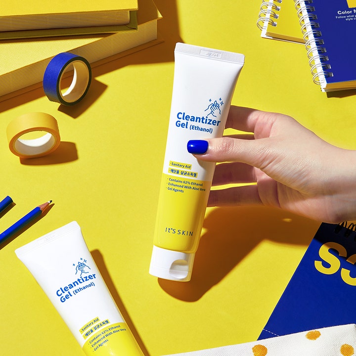 It'S SKIN Cleantizer Gel 100 ml antibakteriell håndgel i hvit og gul tube i en fargerik kontorsetting