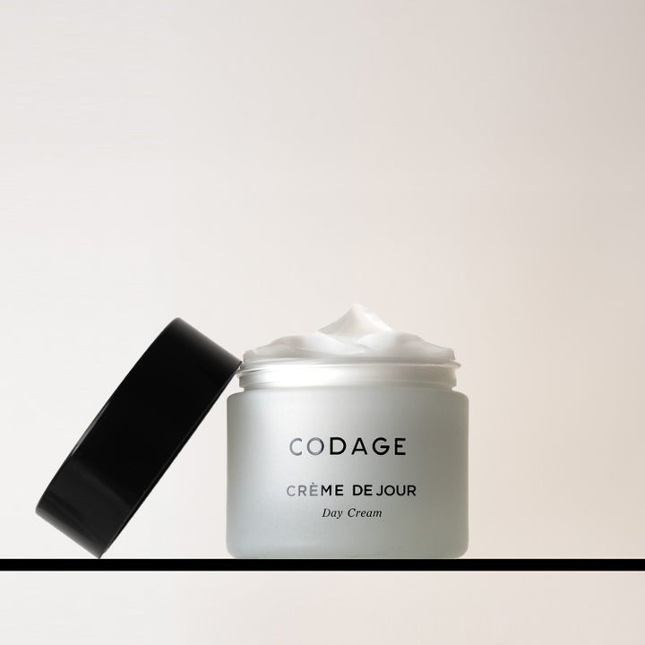 Codage Paris The Day Cream 50 ml fuktighetsgivende dagkrem i glasskrukke med hvit tekstur og sort lokk