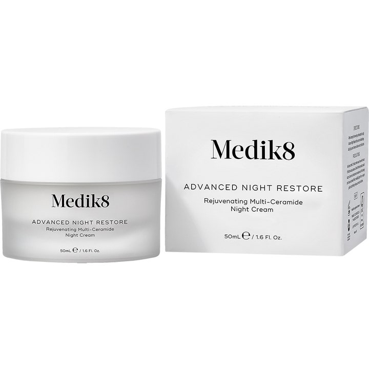 Medik8 Advanced Night Restore 50 ml fornyende nattkrem i frostet glasskrukke med hvitt lokk og hvit eske
