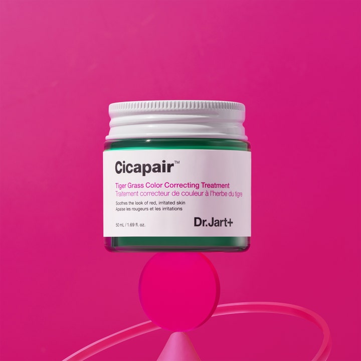 Dr.Jart+ Cicapair Tiger Grass Color Correcting Treatment 50 ml fargekorrigerende dagkrem i grønn krukke mot rosa bakgrunn.