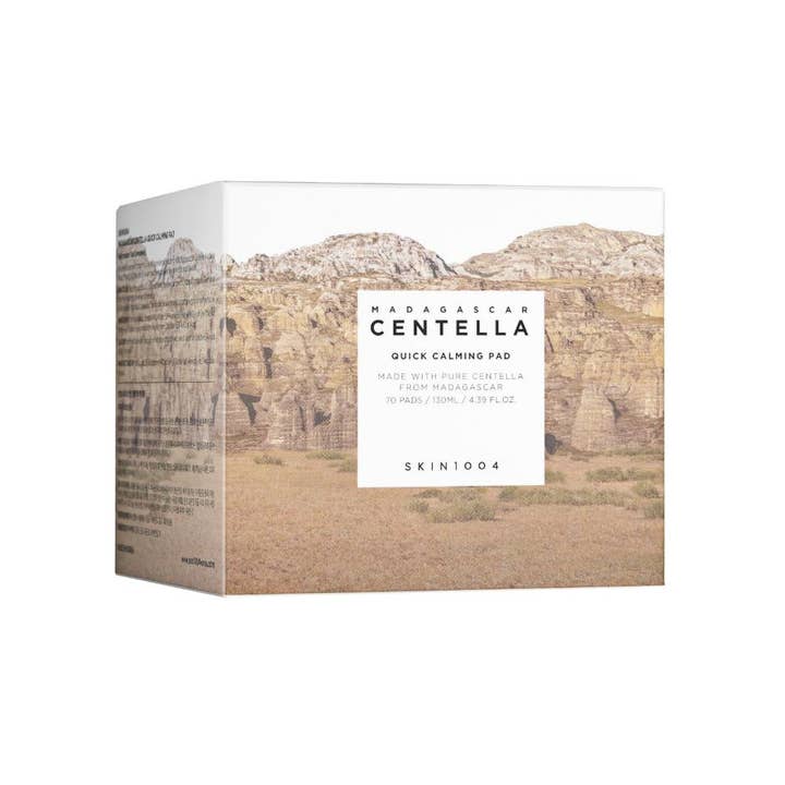 SKIN1004 Madagascar Centella Quick Calming Pad 130 ml beroligende ansiktspads i hvit eske med et brunt fjellandskap