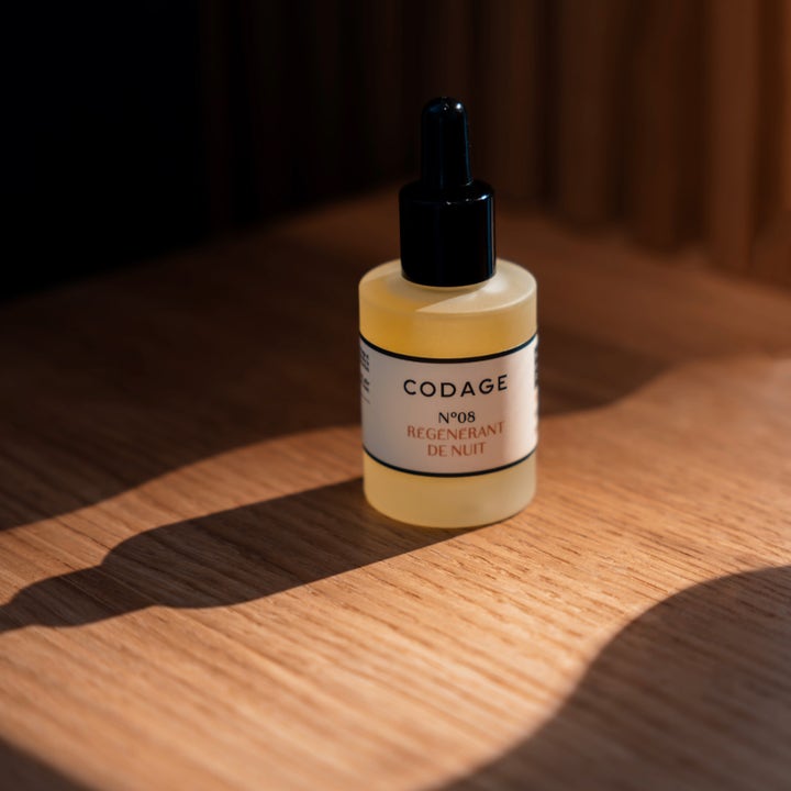 Codage Paris The Serum N°08 30 ml regenererende nattserum i frostet glassflaske med sort pipette i sollys