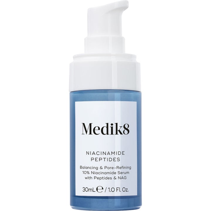 Medik8 Niacinamide Peptides 30ml poreforfinende serum som balanserer huden i en blå flaske med hvit pumpe.