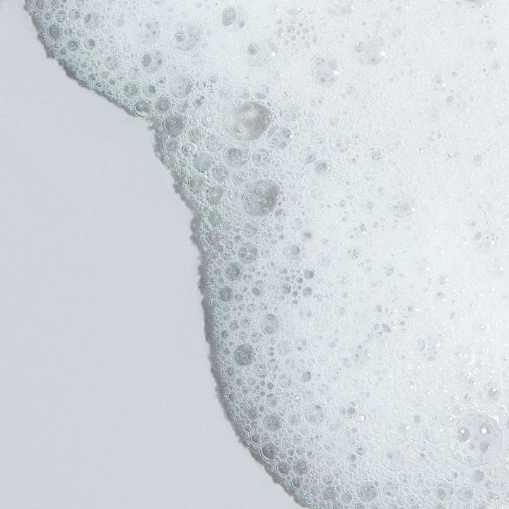 Dermalogica Clearing Skin Wash 500 ml ansiktsrens med fyldig hvitt skum som motvirker urenheter.