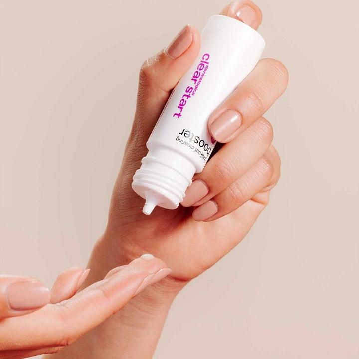 Dermalogica Clear Start Breakout Clearing Booster mot kviser påføres fra hvit tube på en fingertupp