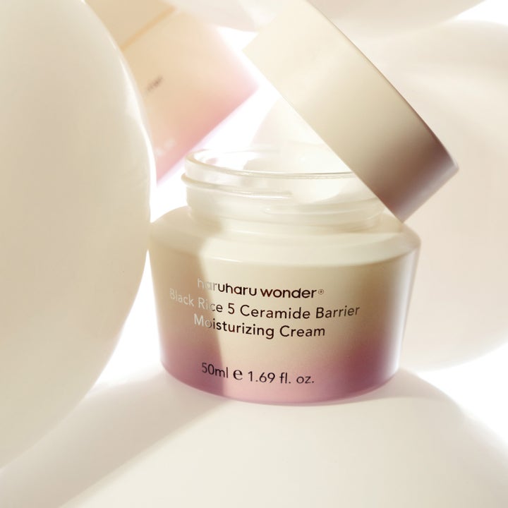 haruharu wonder Black Rice 5 Ceramide Barrier 50 ml fuktighetsgivende ansiktskrem i åpen krukke med lilla fargeovergang