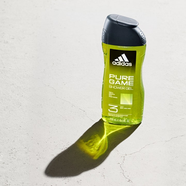 Adidas Pure Game For Him 250 ml 3-i-1 dusjsåpe i limegrønn gjennomsiktig flaske som kaster en grønn skygge