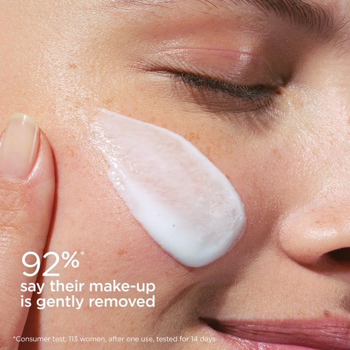 Clarins Velvet Cleansing Milk 200 ml rengjøringsmelk som fjerner sminke skånsomt vist som hvit kremet tekstur på huden