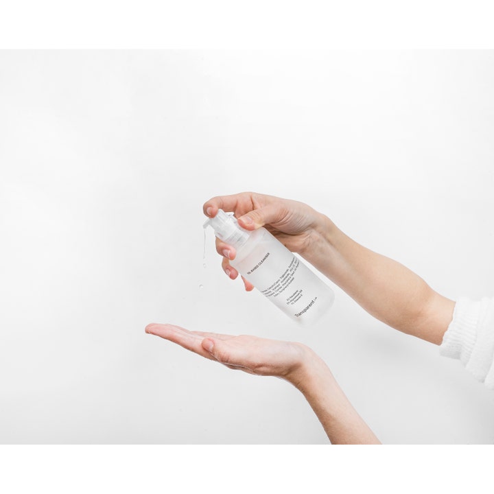 Niche Beauty Lab Transparent Lab Oil-Based Cleanser 200 ml ansiktsrens pumper klar olje fra frostet flaske i hånden
