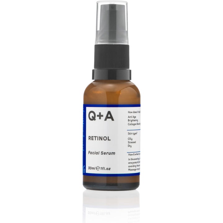 Q+A Retinol Facial Serum 30ml anti-age ansiktsserum som gir glød i en brun glassflaske med svart pumpe og hvit etikett