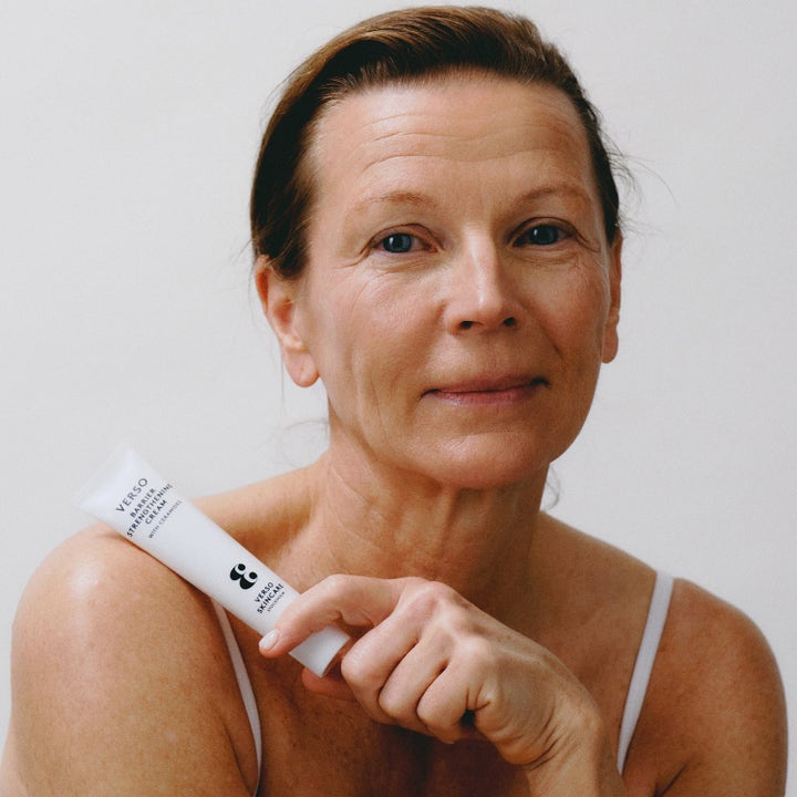 Verso N°3 Barrier Strengthening Cream 40 ml styrkende dagkrem med ceramider holdt av kvinne med naturlig glød.