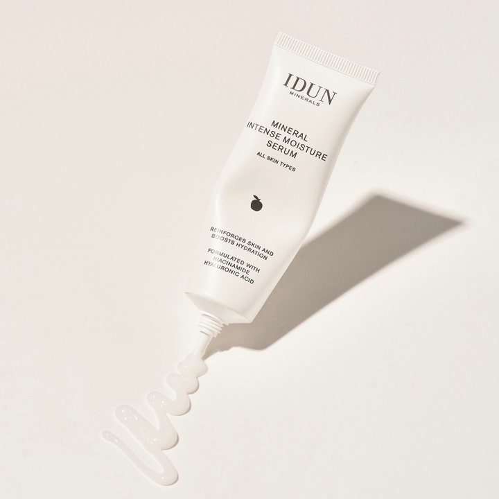 IDUN Minerals Moisturizing Serum 30 ml fuktighetsgivende serum i hvit tube med flytende geltekstur og niacinamid