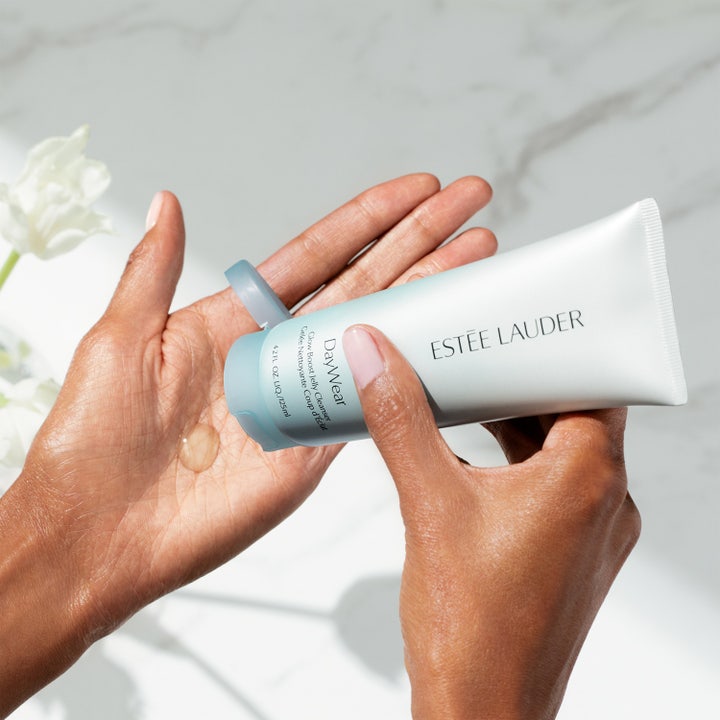 Estée Lauder Daywear Glow Boost Jelly Cleanser 50 ml i tube som påføres i håndflaten for en frisk glød