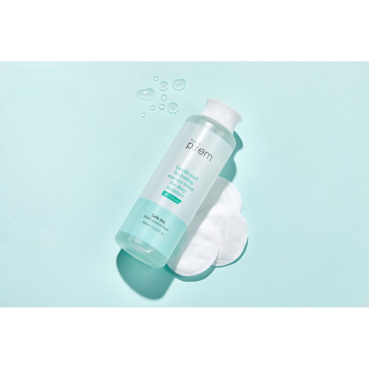 Make Prem Safe Me Relief Essence Toner 400 ml fuktighetsgivende ansiktsvann ved bomullspads og vanndråper