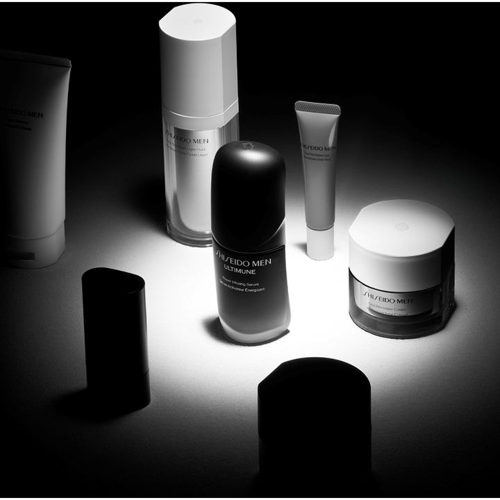 Shiseido Ultimune Men 2.0 Power Infusing Concentrate 50 ml ansiktsserum i svart flaske med andre hudpleieprodukter