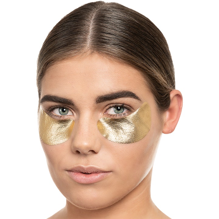 Starskin The Gold Mask Eye 5 Pack revitaliserende øyemasker i gullfolie påført under øynene på en kvinne