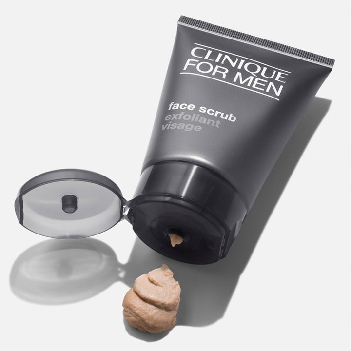 Clinique For Men Face Scrub 200 ml eksfolierende ansiktsskrubb i grå tube med synlig beige kornete tekstur.