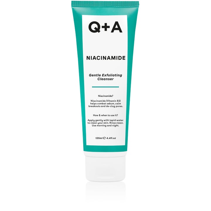 Q+A Niacinamide Gentle Exfoliating Cleanser 125ml eksfolierende ansiktsrens i en hvit og grønnblå tube med hvit kork.