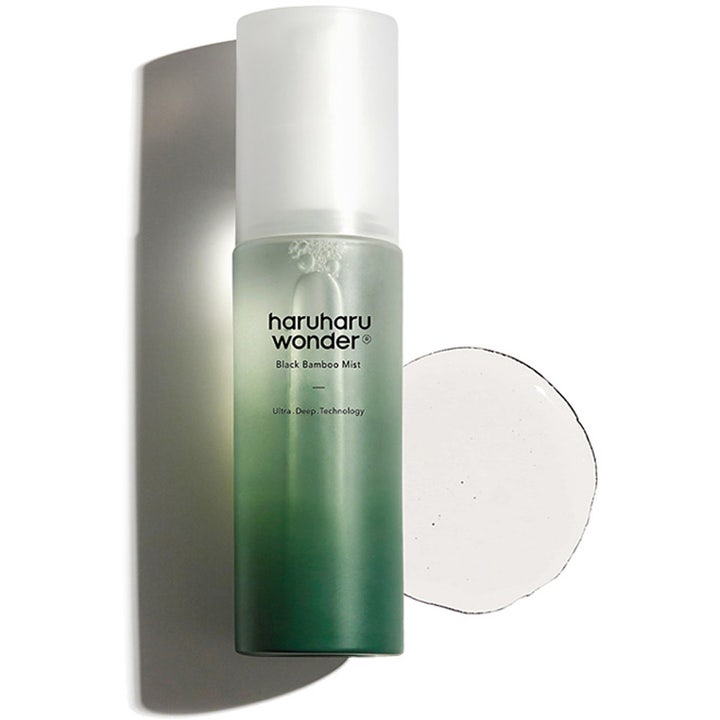 haruharu wonder Black Bamboo Mist 80 ml fuktighetsgivende ansiktsspray i grønn flaske med klar teksturdråpe