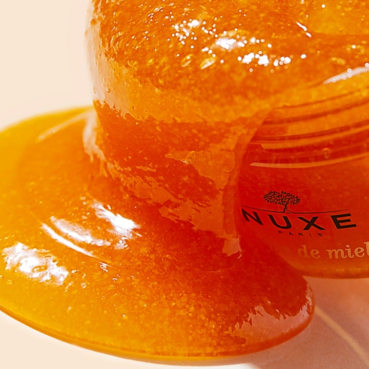 Nuxe Rêve de Miel Body Scrub 175 ml eksfolierende kroppsskrubb med tykk ravfarget honningtekstur som renner ut