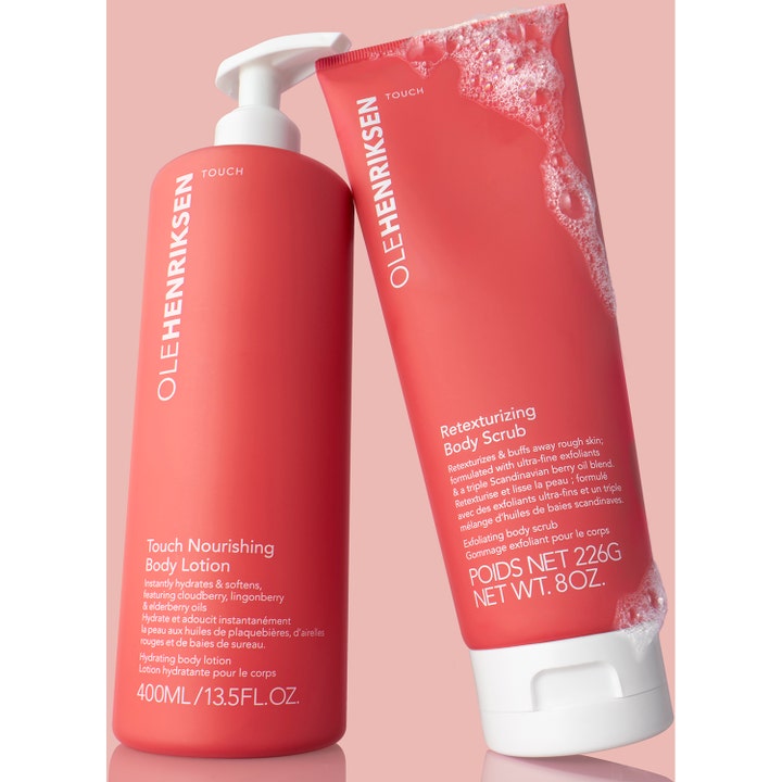 Ole Henriksen Touch Retexturizing Body Scrub 240 g eksfolierende skrubb i rød tube med hvitt skum ved siden av lotionflaske