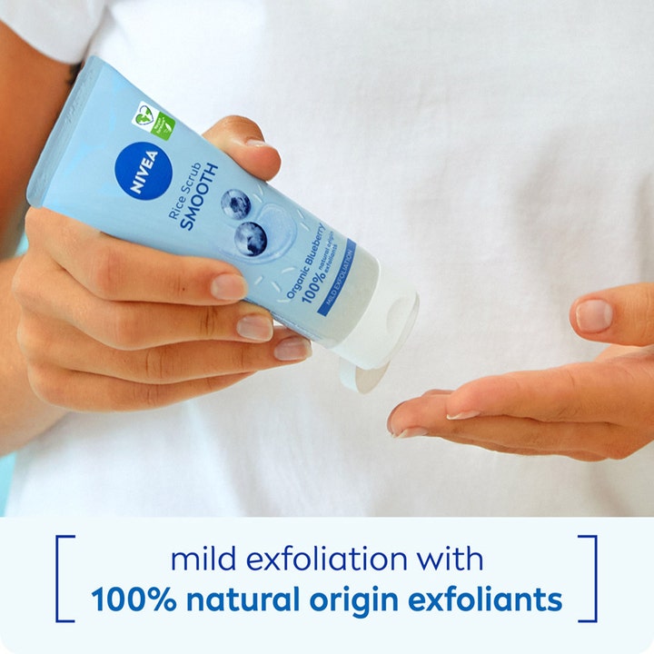 NIVEA Smooth Rice Scrub 75 ml eksfolierende ansiktsskrubb i lyseblå tube som klemmes ut i en håndflate