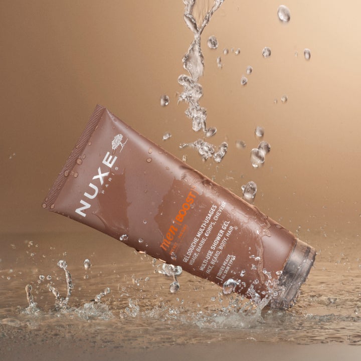 Nuxe Men Multi Shower Gel 200 ml gir fuktighet i en brun tube omgitt av forfriskende vannsprut