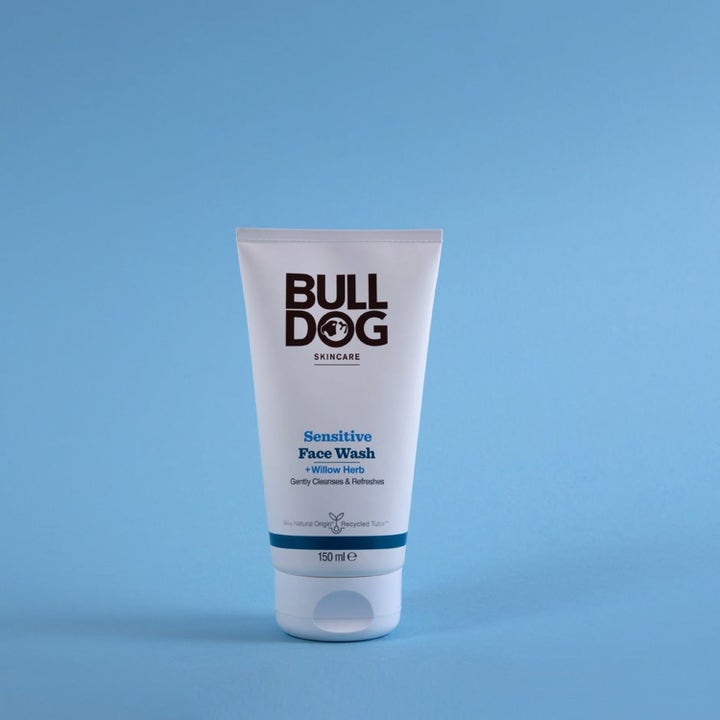 Bulldog Sensitive Face Wash 150 ml er en beroligende ansiktsvask i hvit plasttube som renser mildt med geiterams.