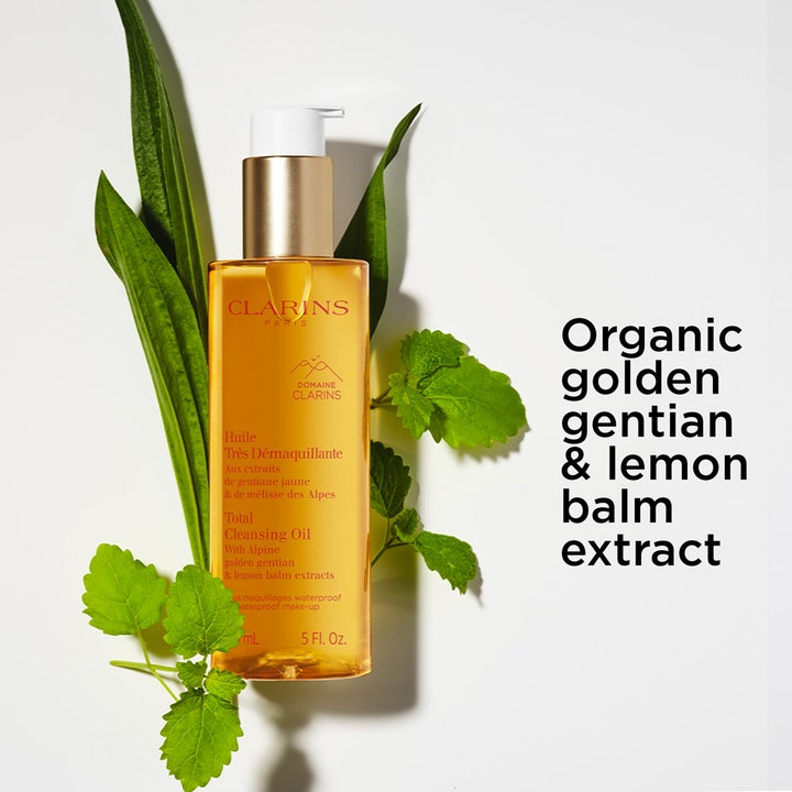 Clarins Total Cleansing Oil 150 ml ansiktsrens i gyllen pumpeflaske med økologisk gentian og friske sitronmelisseblader.
