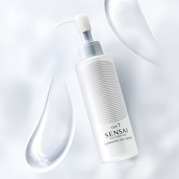 Sensai Silky Purifying Cleansing Gel Water 150 ml ansiktsrens i hvit pumpeflaske omgitt av klar gel-tekstur