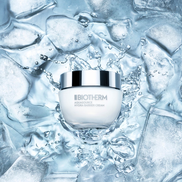 Biotherm Aquasource Hydra Barrier Cream 50 ml fuktighetskrem i hvit glasskrukke omgitt av isbiter og vannsprut