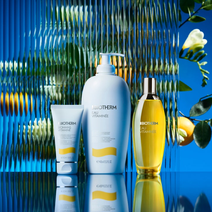 Biotherm Biomains Vitaminé 50 ml fuktighetsgivende håndkrem i hvit tube i en frisk setting med blå bakgrunn