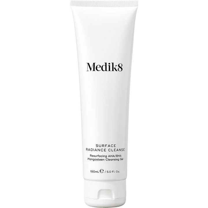 Medik8 Surface Radiance Cleanse 150ml eksfolierende rensegelé som gir glød i en hvit tube med svart tekst.