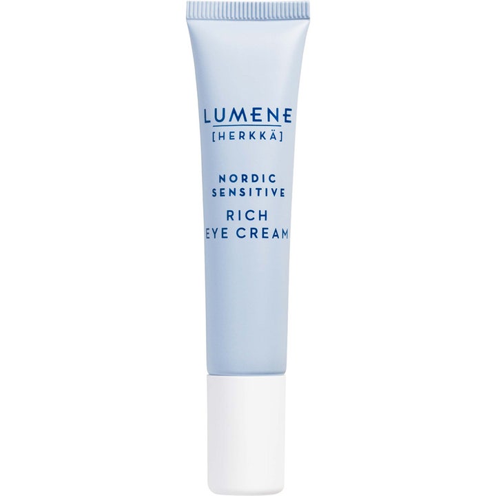 Lumene Nordic Sensitive Rich Eye Cream 15 ml beroliger øyeområdet i en lys blå tube med hvit kork