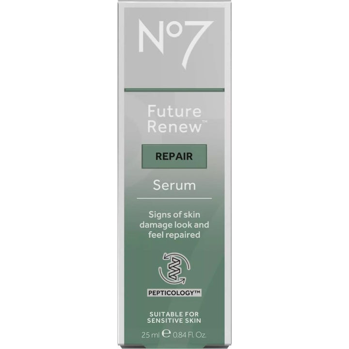 No7 Future Renew Repair Serum 25 ml reparerende ansiktsserum i sølvfarget eske som motvirker synlige hudskader.