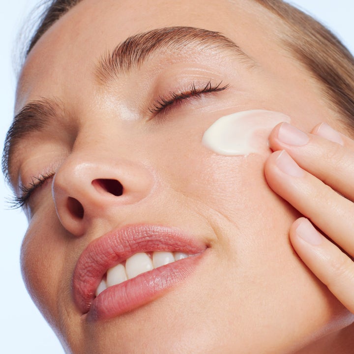 Nuxe Merveillance Lift Exceptional Cream 75 ml oppstrammende dagkrem som påføres huden for en løftende effekt.